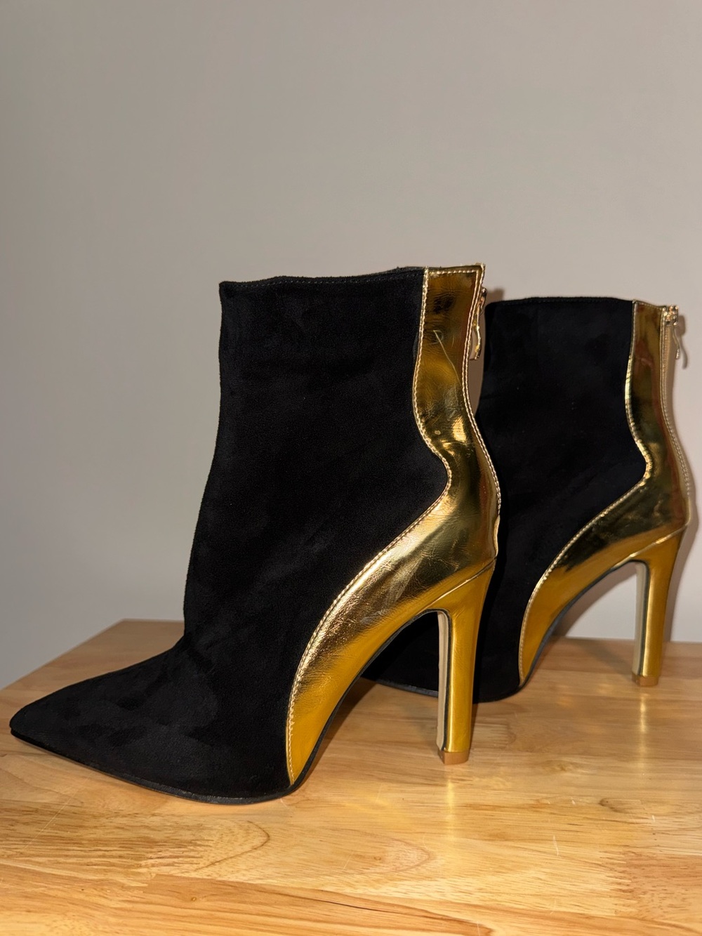 Black & Gold Women's Ankle Booties Midcalf Sleek High Heel, Pointed Toe, sz 7.5